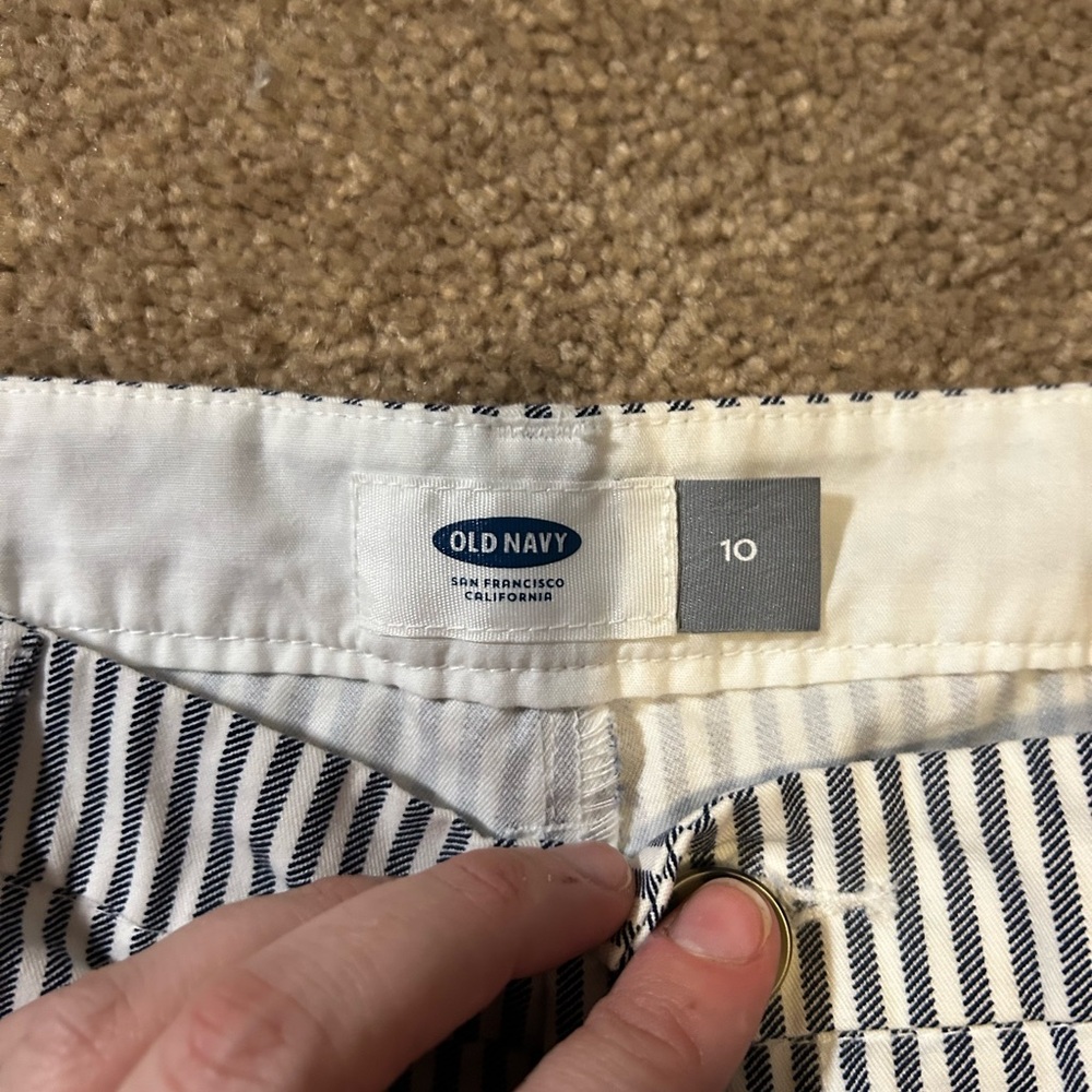 Old Navy Women’s Casual Striped Shorts - Picture 2 of 3